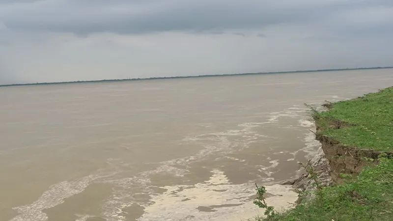 अयोध्या: सरयू के बढ़ते जलस्तर से कटान तेज, बलुइया के बाद रामपुर पुआरी जद में 