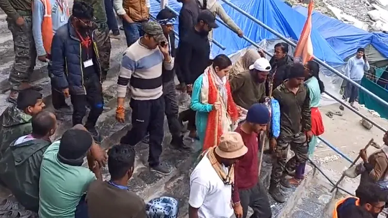 Sara Ali Khan:सावन में अमरनाथ पहुंची सारा अली खान, पवित्र गुफा में जाकर बाबा अमरनाथ के किए दर्शन 