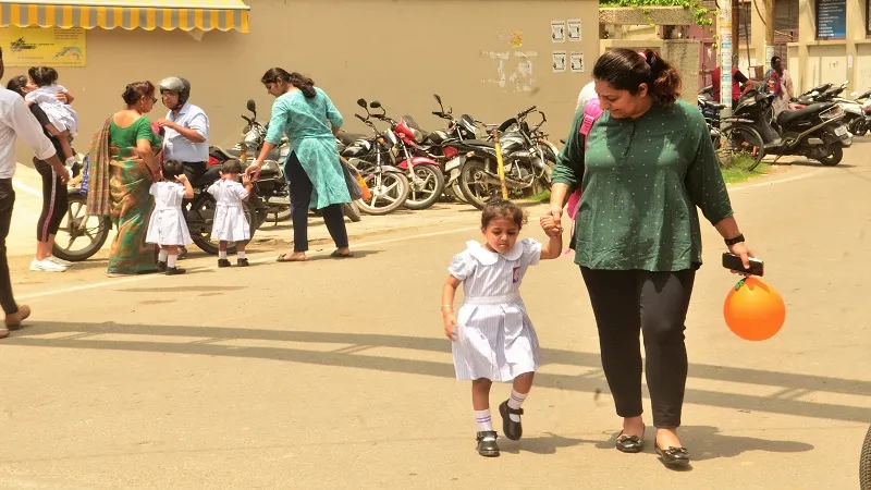 मुरादाबाद : छुट्टियों के बाद खुले स्कूल, हाय-हेलो में गुजरा पहला दिन