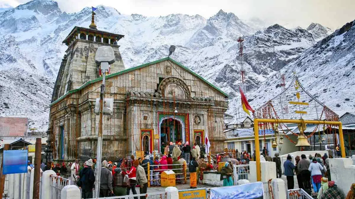 Kedarnath: फोटो प्रतिबंधित होने के बावजूद मुरारी बापू ने करी गर्भ गृह की फोटो सार्वजनिक, बीकेटीसी पर उठे सवाल