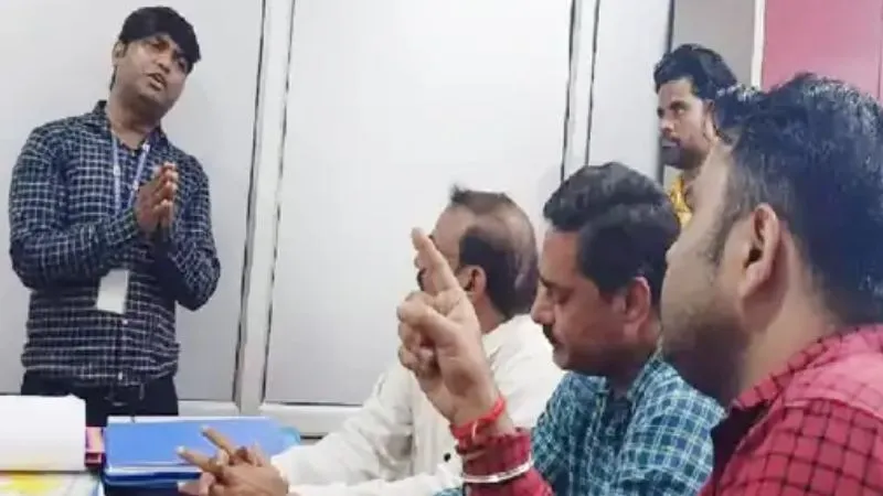 Kanpur: जय श्री राम के नारे लगाने पर शिक्षक ने छात्र को पीटा, परिजनों के सामने हाथ जोड़कर मांगी माफी, जानें- मामला