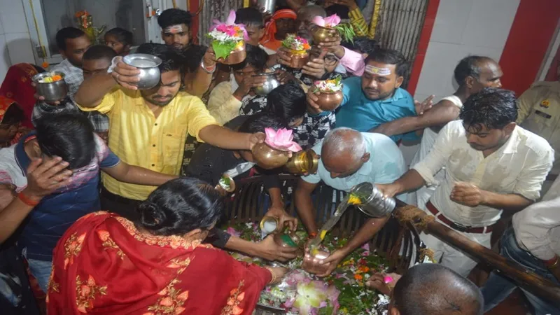 अयोध्या: रामनगरी में गूंजा हर-हर महादेव, सावन के पहले सोमवार को सरयू स्नान के बाद भक्तों ने की शिव की आराधना 