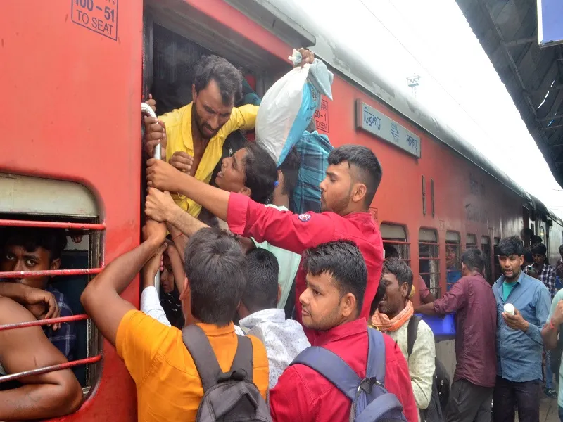 मुरादाबाद : ट्रेनें रद होने से स्टेशन पर बढ़ी यात्रियों की मुसीबत, गुवाहाटी एक्सप्रेस में चढ़ने को धक्का-मुक्की