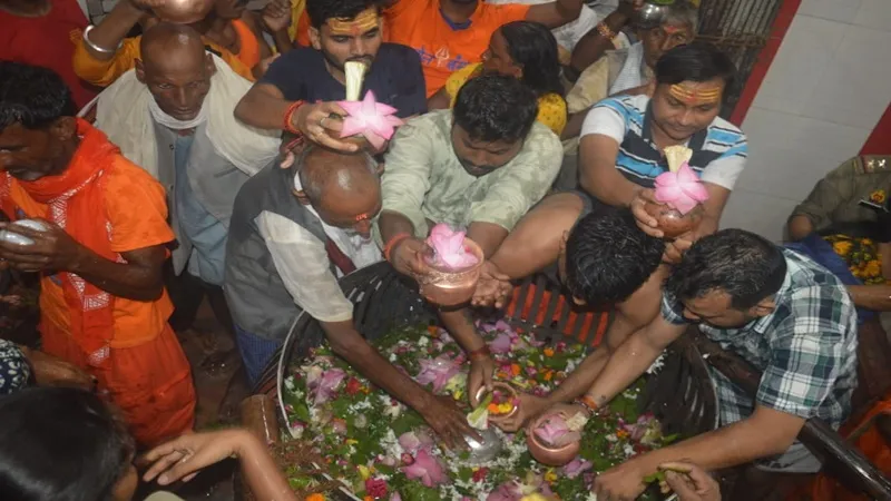 अयोध्या: रामनगरी में सावन माह के दूसरे सोमवार को शिवालयों में हर-हर महादेव की गूंज