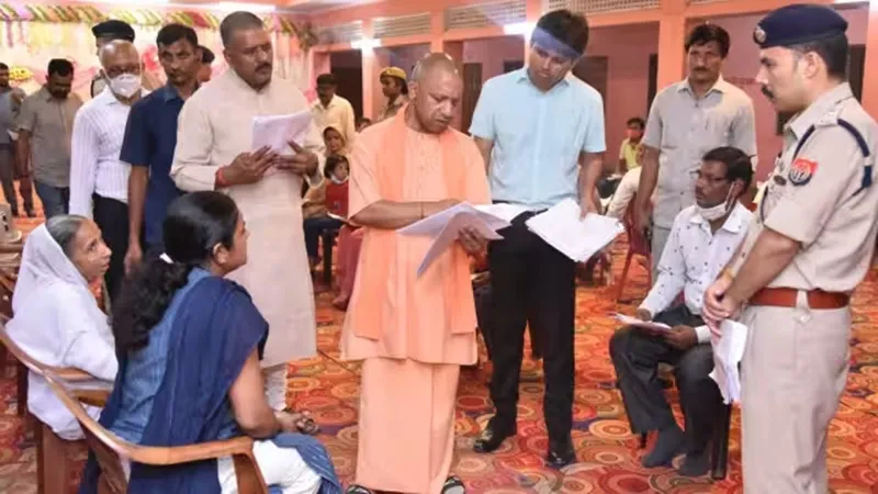 मुख्‍यमंत्री योगी ने जनता दर्शन में सुनीं जनसमस्‍याएं, दिया समाधान का आश्वासन 