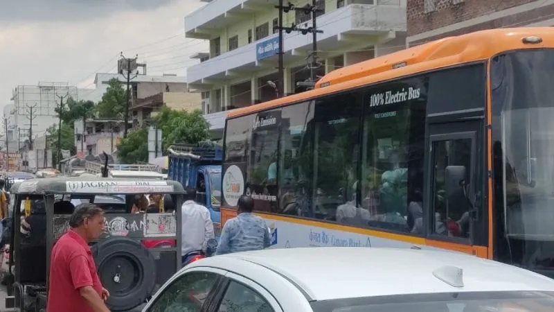 Unnao News: बुलेट सवार छात्र ने महिला को मारी टक्कर, दूर तक घिसटी, एक घंटे तक दर्द से कराहती रही, पढ़ें- पूरी खबर