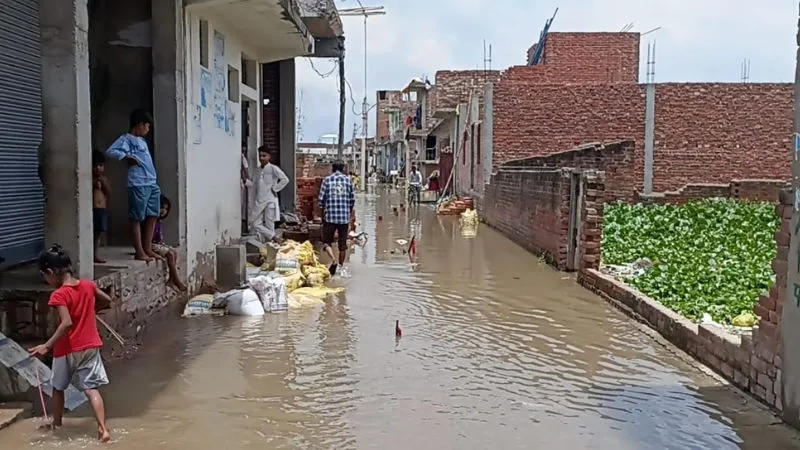 Flood In Unnao: गंगा चेतावनी बिंदु के पार, कटरी वासियों की बढ़ी मुसीबत, बाढ़ केंद्र से कर्मचारी नदारद