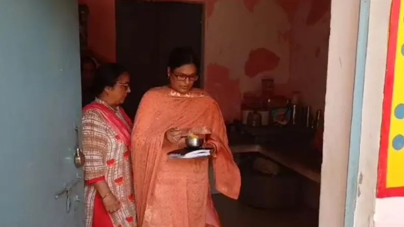 Unnao BSA ने शंकरपुर प्राथमिक विद्यालय का किया निरीक्षण, मिड डे मील खाकर देखी गुणवत्ता, बच्चों से पूछे ये सवाल