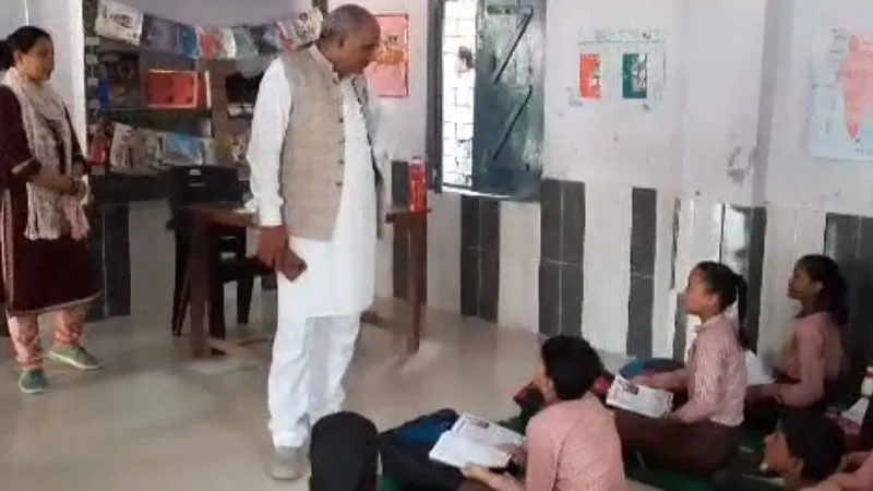 Unnao: प्राथमिक विद्यालय में बाल संरक्षण आयोग के पहुंचे सदस्य, फरवरी की स्पेलिंग नहीं सुना पाए बच्चे, जानें-  मामला