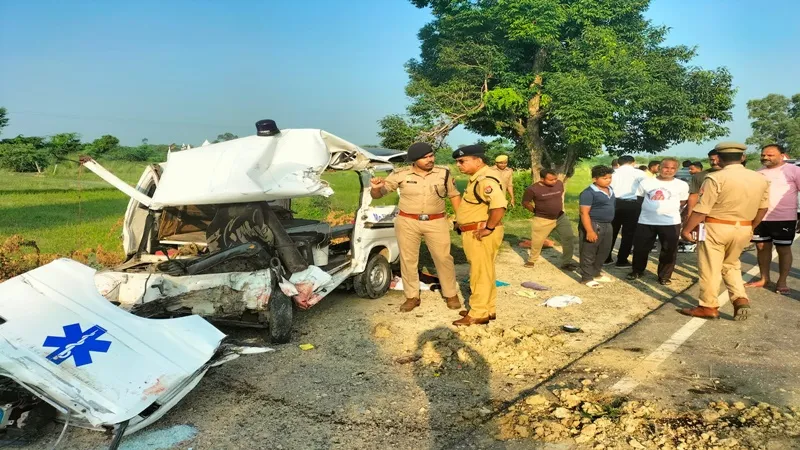 हे भगवान! उन्नाव में एम्बुलेंस से पति का शव लेकर जा रही पत्नी व तीन बेटियों की सड़क हादसे में मौत