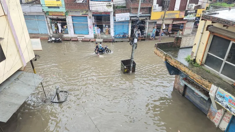 संभल: भारी बारिश से गिरे मकान, आधा दर्जन से अधिक लोग घायल