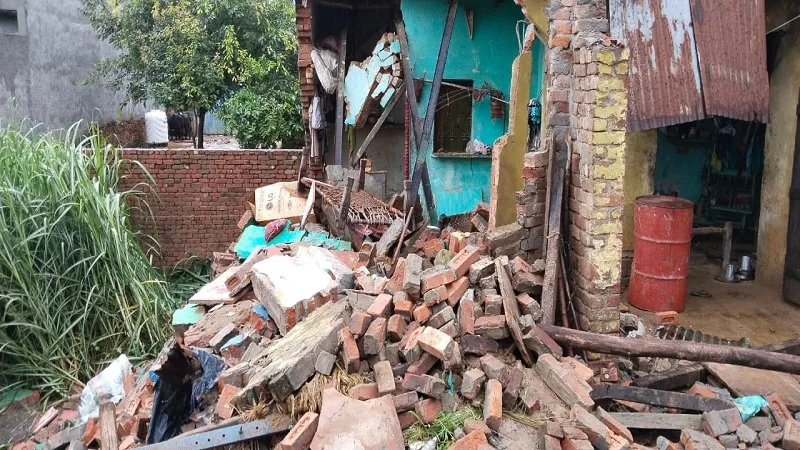 अमरोहा : बारिश में दो मंजिला मकान गिरा, मलबे में दबकर दो मासूम और महिला घायल