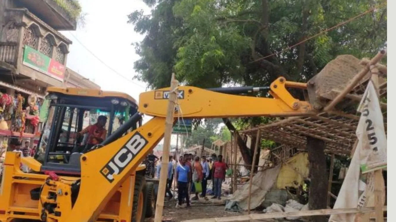 Khatima News: अतिक्रमण पर गरजी जेसीबी, पांच झोपड़ियां ध्वस्त, सार्वजनिक भूमि, खंती व नाले को किया मुक्त