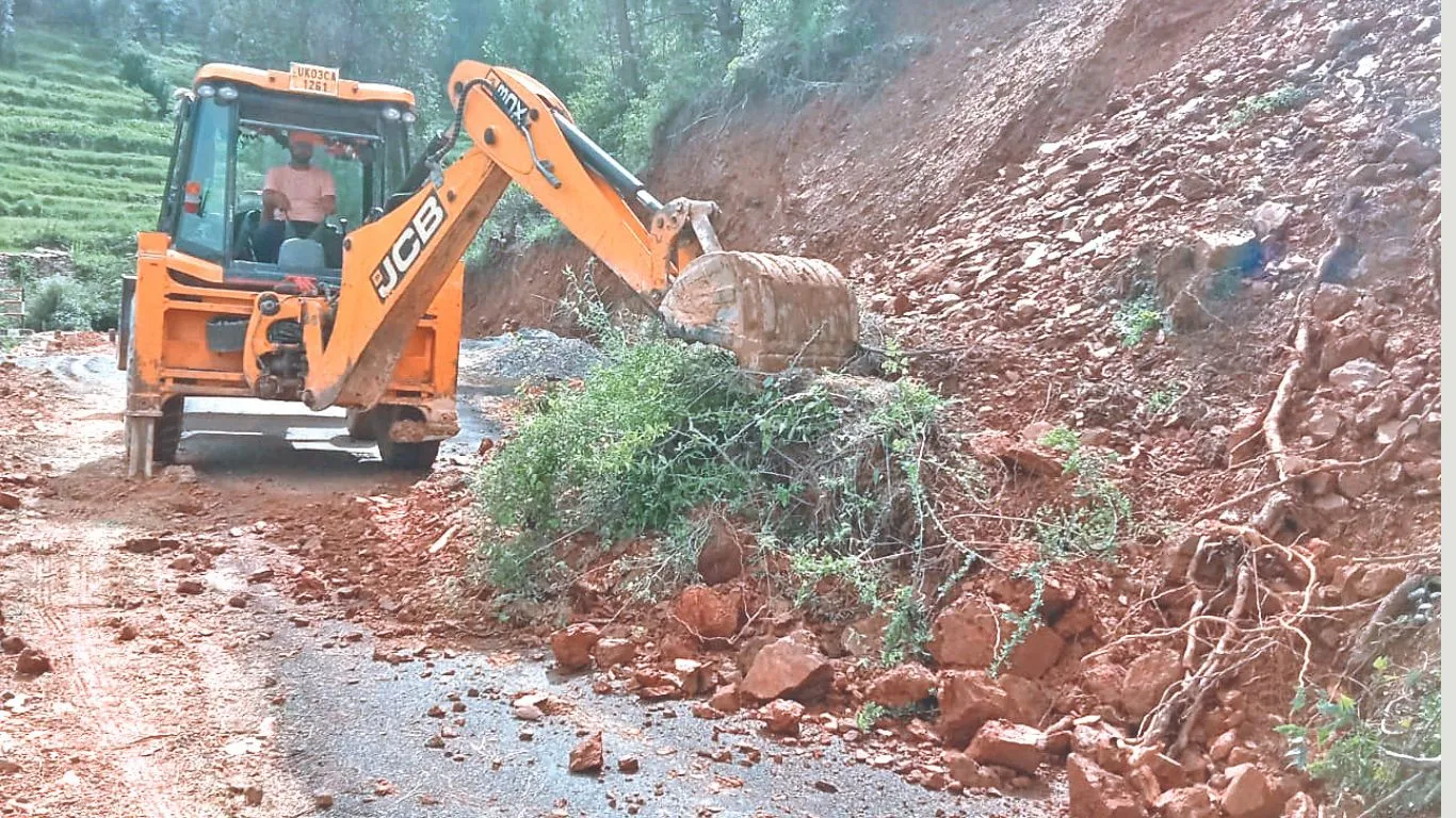 Almora News: जिले में बारिश से 15 मार्ग बंद, जनजीवन प्रभावित, सावधानी बरतने की अपील