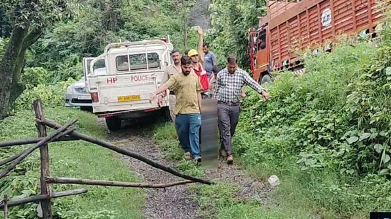 हिमाचल प्रदेशः बिलासपुर में खाई में गिरी कार, महिला सहित तीन की मौत 