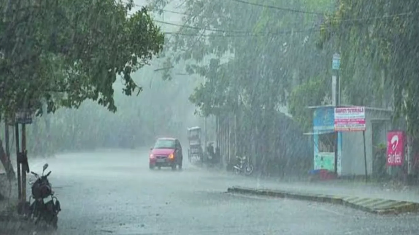 केरल में बारिश की तबाहीः नौ जिलों में यलो अलर्ट जारी, शैक्षणिक संस्थान बंद, तीन की मौत