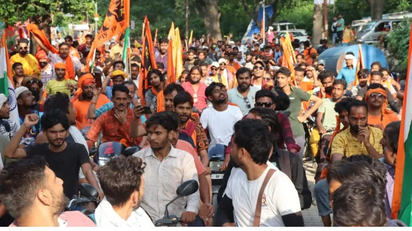 Pauri Garhwal News: नीलकंठ मंदिर में हर घंटे पहुंच रहे हजारों शिवभक्त, आईजी ने व्यवस्थाओं का लिया जायजा