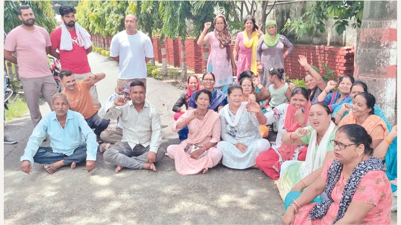 Kashipur News: सड़क की मांग को लेकर विधायक के आवास पर प्रदर्शन, वादाखिलाफी का लगाया आरोप