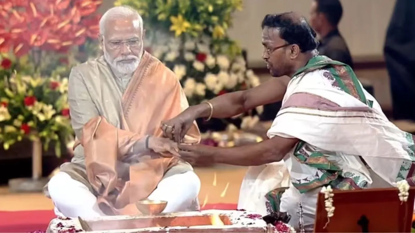 मोदी ने नये बने सम्मेलन-प्रदर्शनी केंद्र में किया हवन-पूजन, श्रमिकों का भी किया सम्मान 