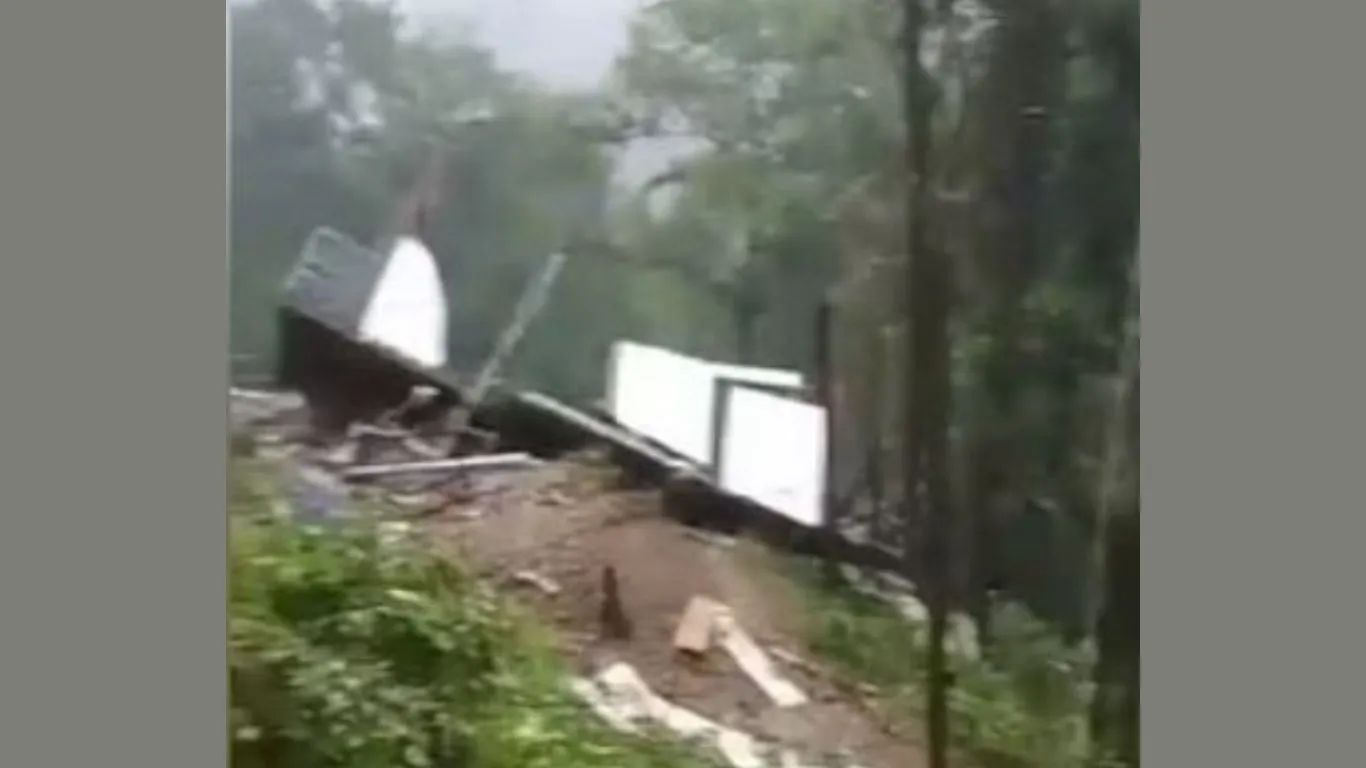 Uttarakhand Weather News: प्रदेश में बारिश ने मचाई तबाही, मलबा गिरने से एक रेस्टोरेंट ध्वस्त, दो मजदूर फंसे, कई मार्ग बाधित