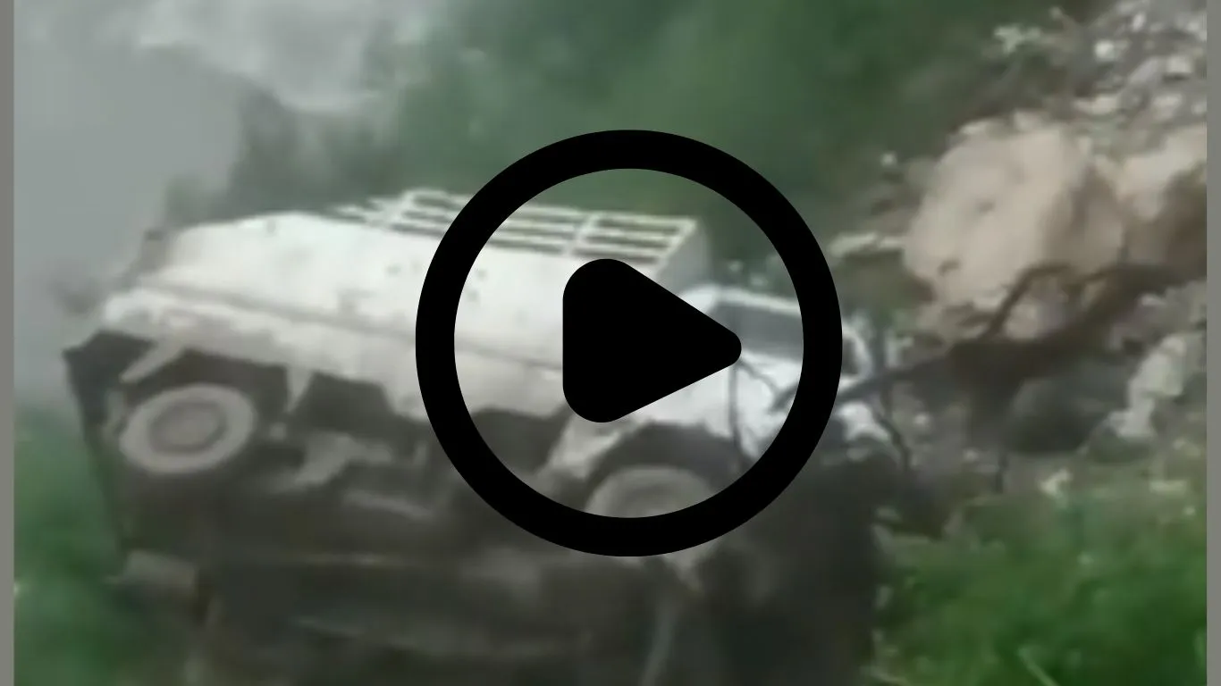 Uttarakhand Weather News: भारी भूस्खलन से आये मलबे का पार करते समय टेंपो पलटा, आवागमन बाधित