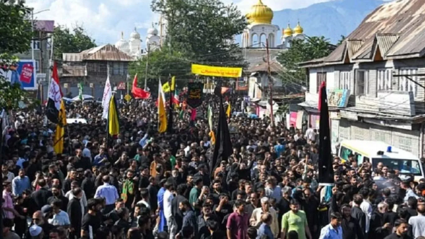 34 साल बाद श्रीनगर के बीचोंबीच मुहर्रम का निकला जुलूस, लोगों में दिखी भावुकता