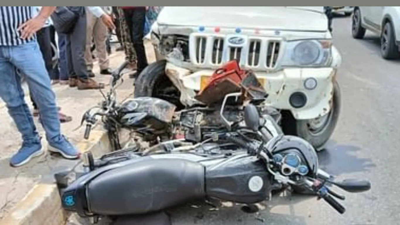 Roorkee News: बोलेरो ने दो बाइकों को मारी टक्कर, मासूम समेत तीन की मौत, दो की हालत गंभीर, चालक फरार