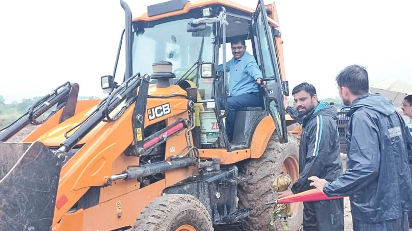 Kashipur News: कोसी नदी से पिटकुल के बिजली टावर को खतरा, जेसीबी सवार हुए एमडी, जानें क्यों... 