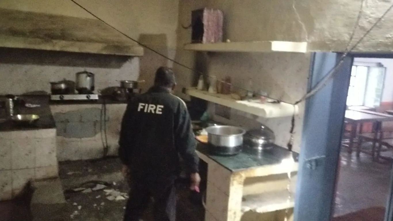 Nainital News: कुमाऊं विश्वविद्यालय गौरा देवी छात्रावास की किचन में लगी आग, अग्नि सुरक्षा उपकरण रहे फेल 
