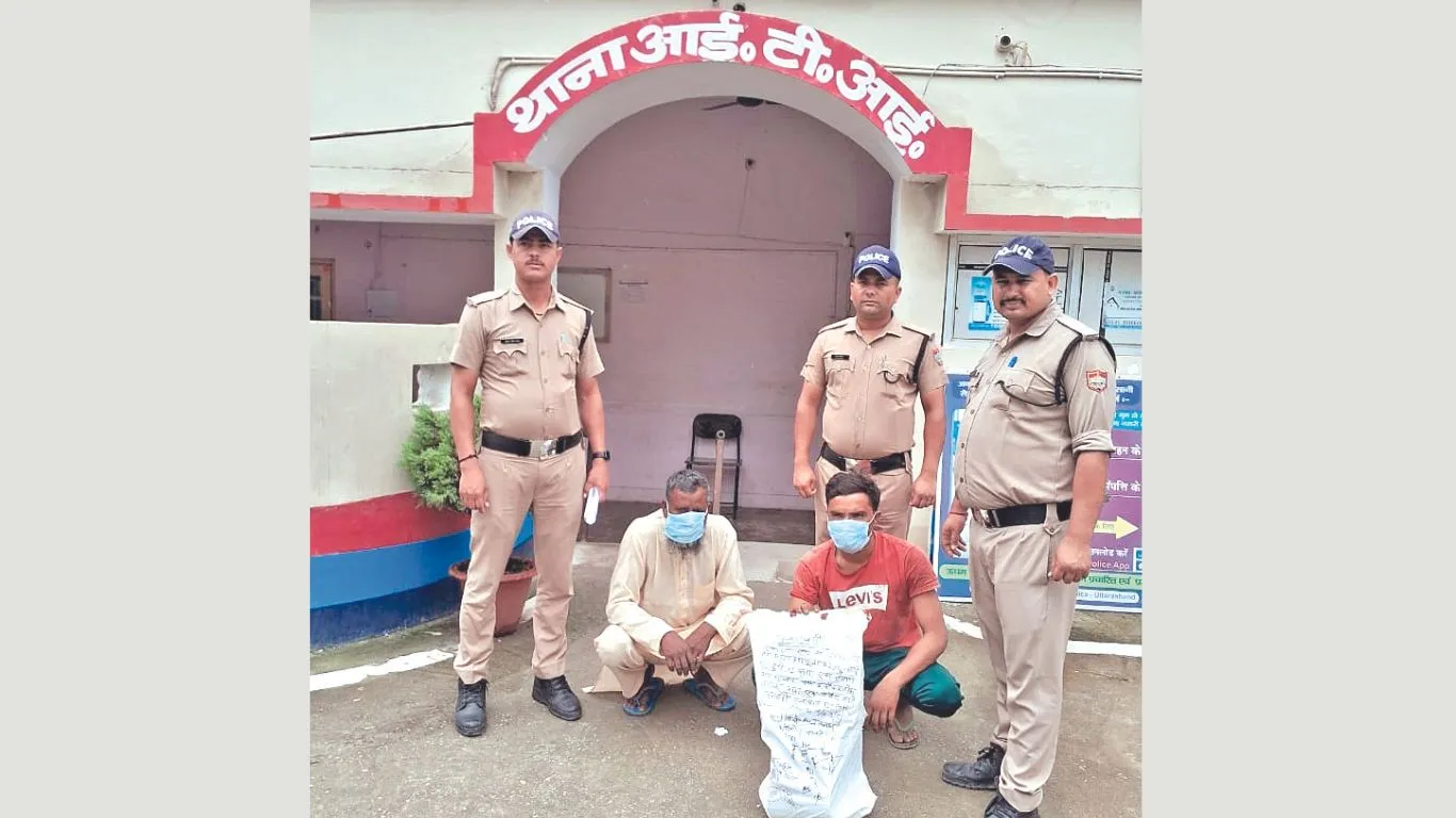 Kichcha News: पुलिस को मिली सफलता, कार से बरामद की कच्ची शराब