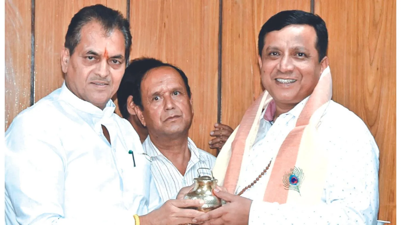 देहरादूनः जी-20 में सम्मिलित अधिकारी व कर्मचारियों को वित्त मंत्री ने किया सम्मानित