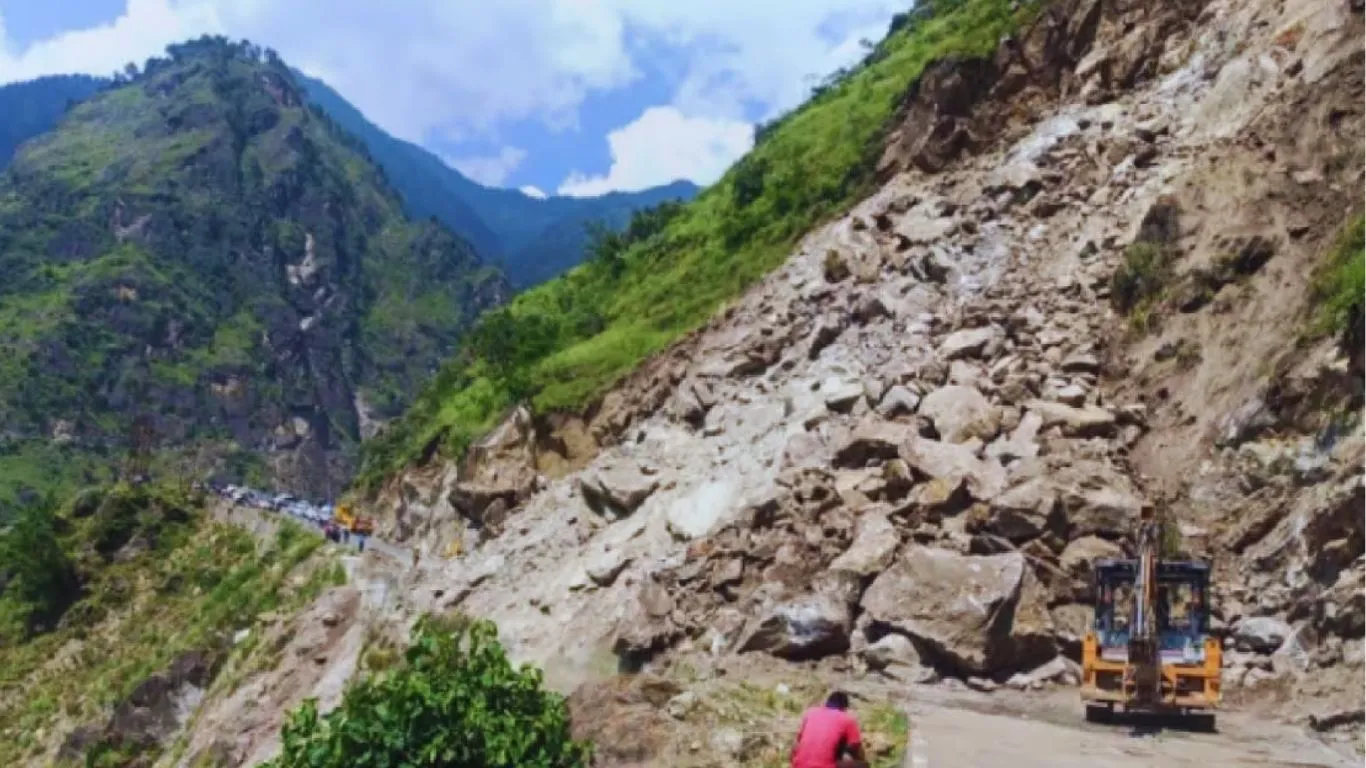 गरमपानीः आवासीय मकान के ठीक ऊपर हुआ भूस्खलन, मचा हड़कंप, बाल बाल बचीं चार जिंदगियां