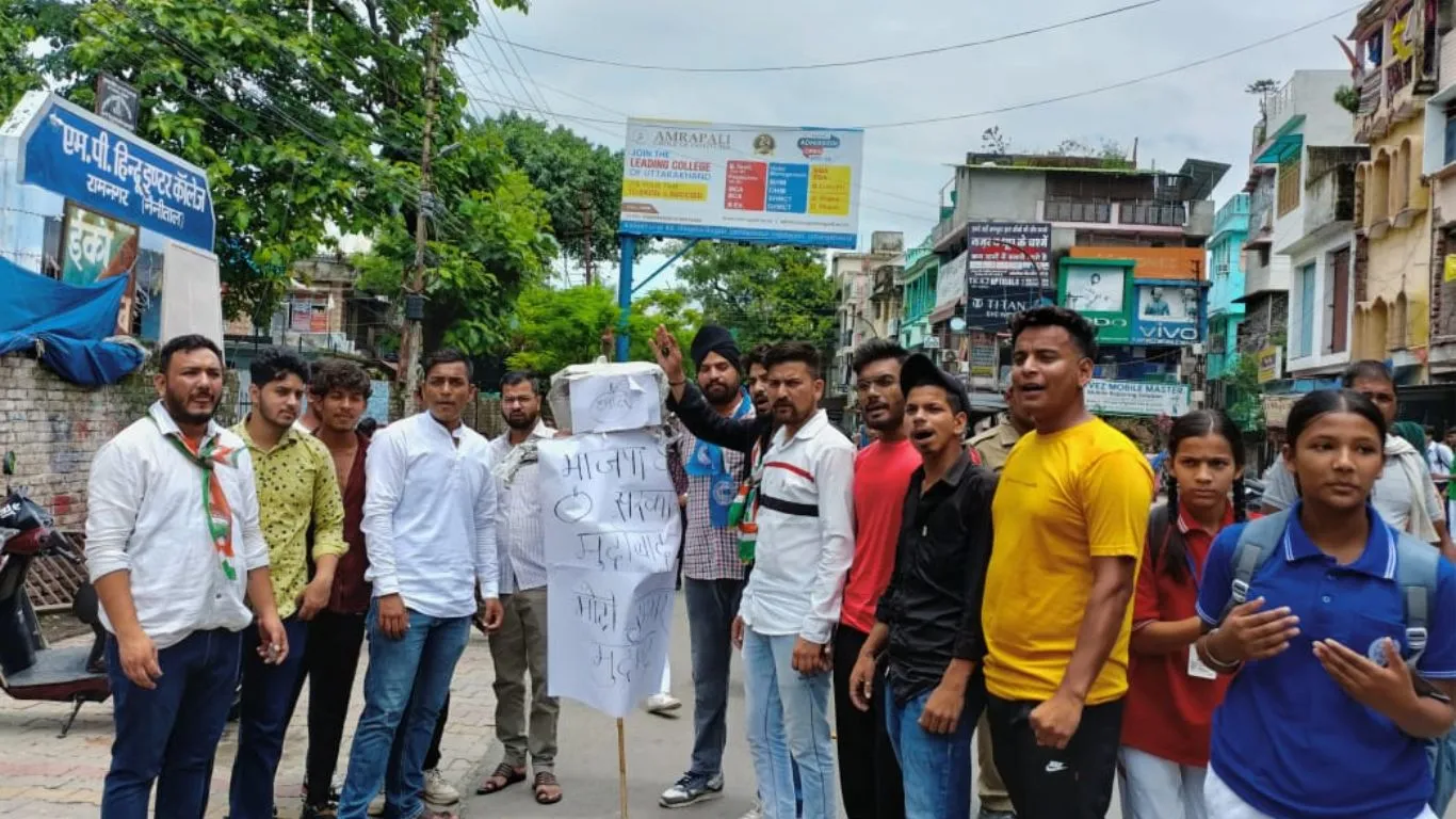 रामनगरः मंहगाई के खिलाफ युवा कांग्रेस ने फूंका केंद्र सरकार का पुतला, की जमकर नारेबाजी 