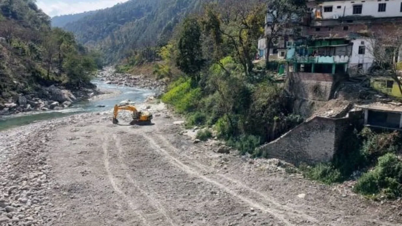 Pithoragarh News: पिथौरागढ़ में भूस्खलन, सुरक्षा दीवार क्षतिग्रस्त, स्थानीय लोगों को सुरक्षित स्थान पर जाने के निर्देश