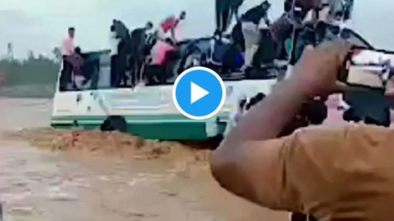 Uttarakhand Weather: बारिश ने मचाया हाहाकार, पानी के तेज बहाव में फंसी बस, देखें Video  