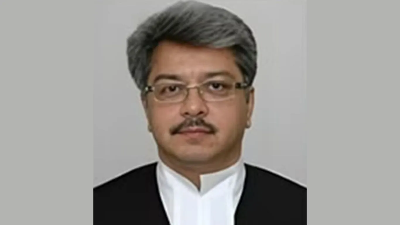 केरल हाईकोर्ट के नए मुख्य न्यायाधीश बने आशीष देसाई, राज्यपाल ने दिलाई शपथ