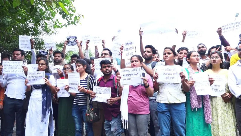 लखनऊ: UPSSSC के अभ्यर्थियों ने पिकअप भवन का किया घेराव, लेखपाल भर्ती 2021 को पूरी करने की उठाई मांग