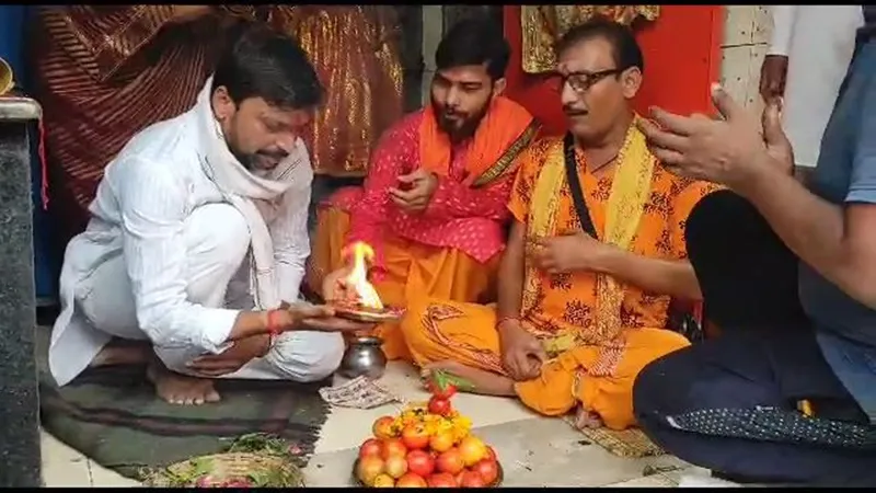 वाराणसी: अपना दल कमेरावादी पार्टी का विरोध, टमाटर का शिवलिंग बनाकर किया पूजन