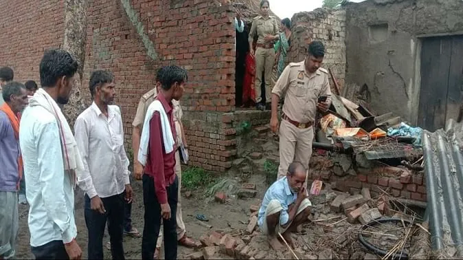शाहजहांपुर: बरसात में दीवार गिरने से मलबे में दबकर युवती की मौत, मचा कोहराम