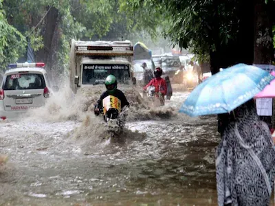 बाढ़ का सामना कर रही दिल्ली के कई हिस्सों में भारी बारिश, कई इलाके अब भी बाढ़ चपेट में