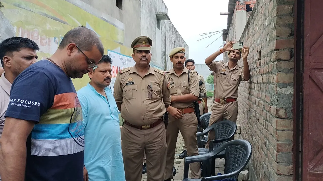 बरेली: मंदिर में मांस के टुकड़े फेंककर माहौल बिगाड़ने का प्रयास, मौके पर भारी पुलिस फोर्स तैनात 