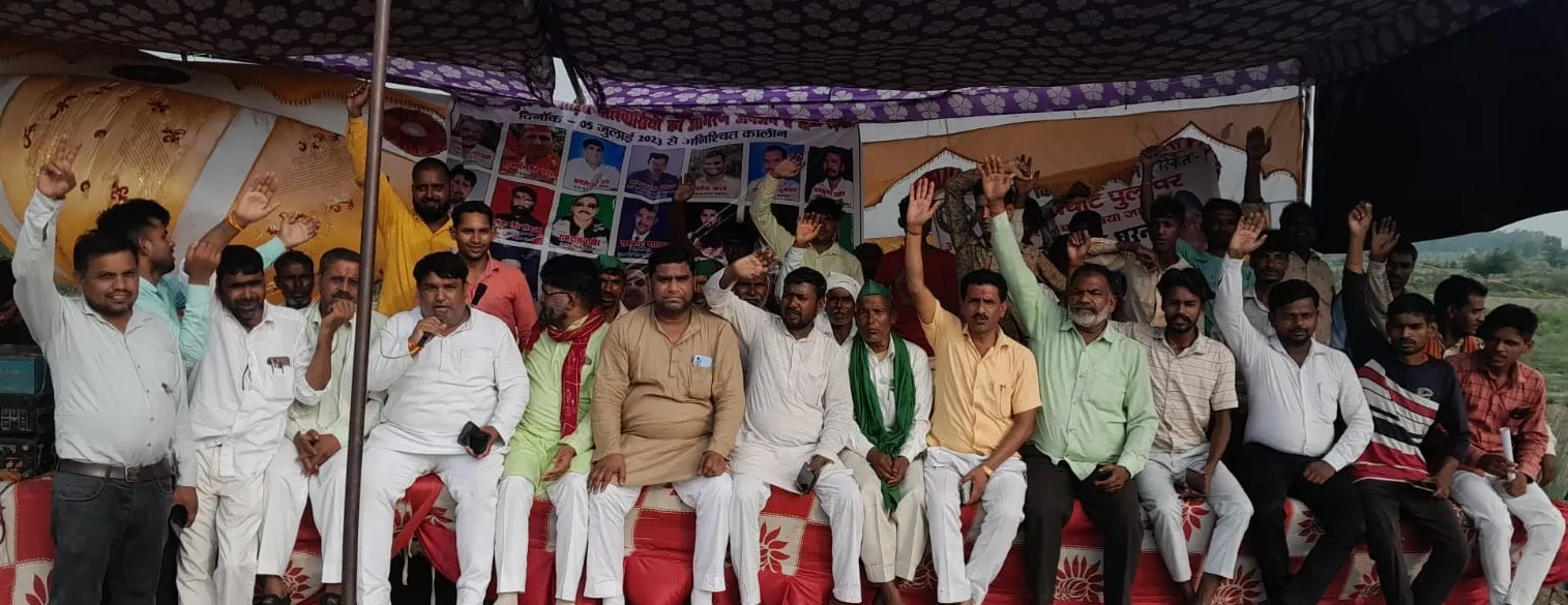 शाहजहांपुर: कोलाघाट पुल पर आवागमन शुरू कराने के लिए धरने पर बैठे ग्रामीण