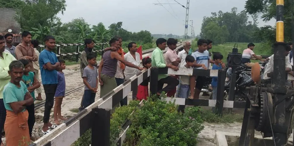 पीलीभीत: बरेली रेलखंड पर मिला युवती का क्षतविक्षत शव, धड़ से सिर गायब...जानिए पूरा मामला