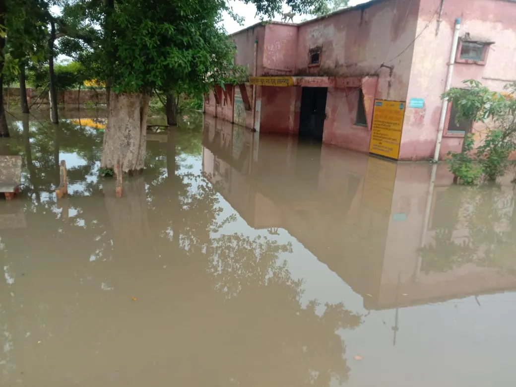 शाहजहांपुर: स्कूल-अस्पताल का निरीक्षण करने पहुंचे डीएम, जलभराव का नहीं हुआ समाधान...पीड़ितों में मायूसी
