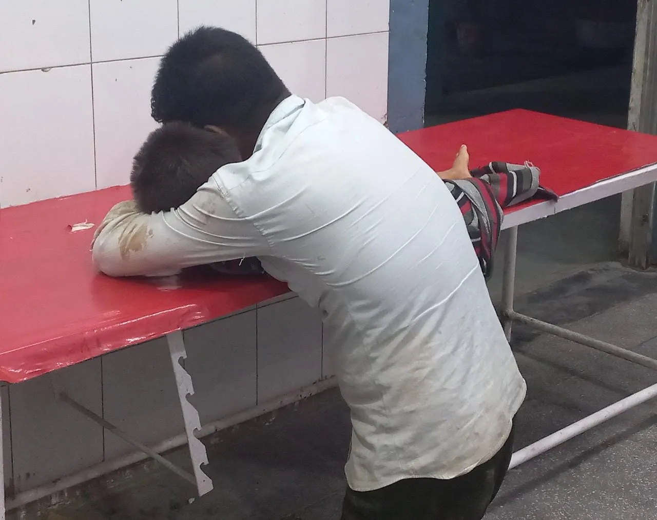 रामपुर: बिजली के तार की चपेट में आकर मासूम की मौत, मचा कोहराम