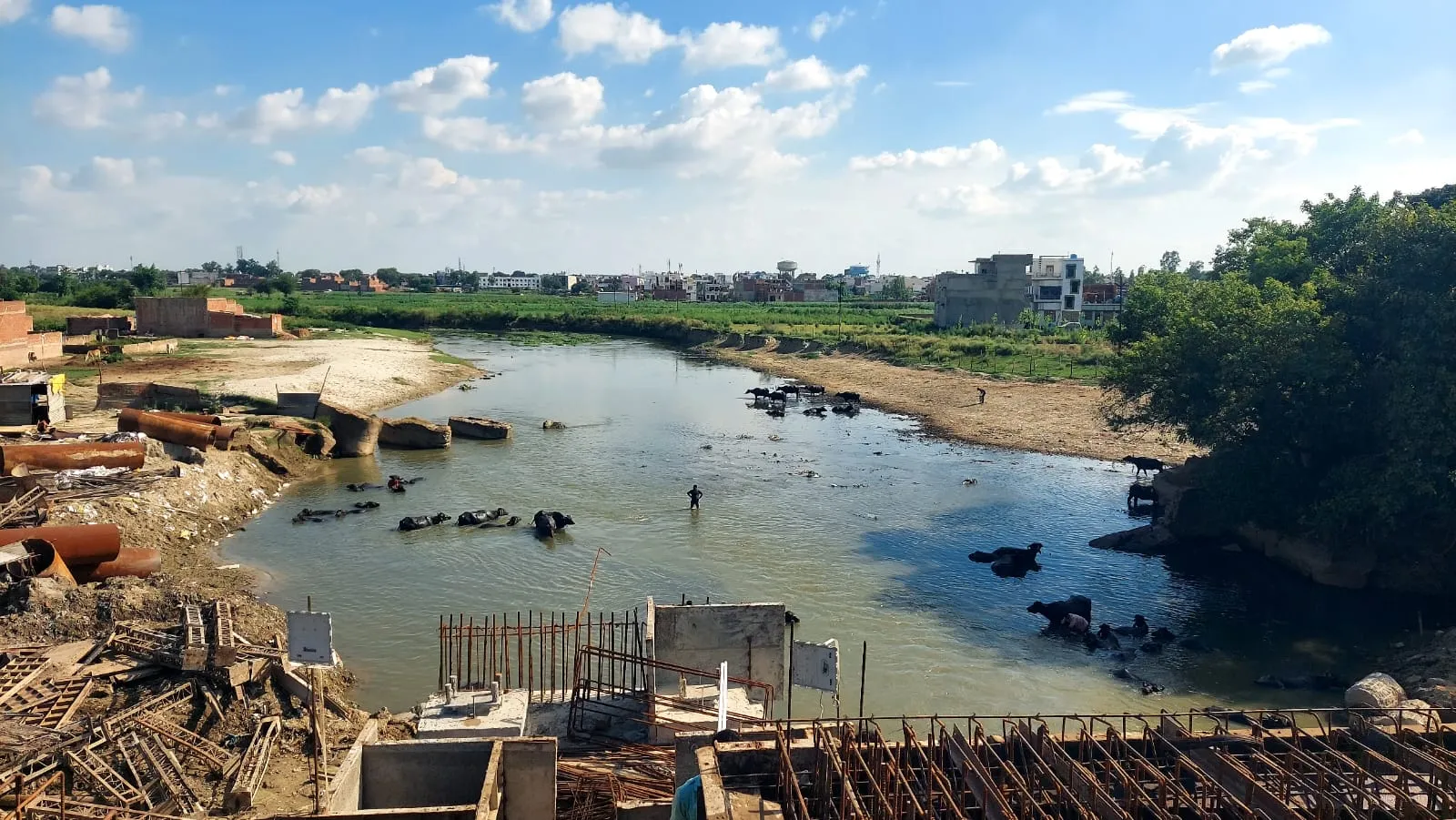 शाहजहांपुर: बढ़ रहा नदियों का जलस्तर, बाढ़ का खतरा, गांवों के लोग चिंतित