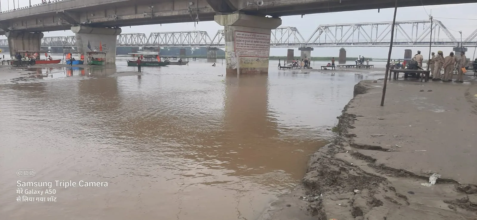 बदायूं: खतरे के निशान से एक सेमी नीचे पहुंची गंगा, छोड़ा गया एक लाख पांच हजार क्यूसेक पानी