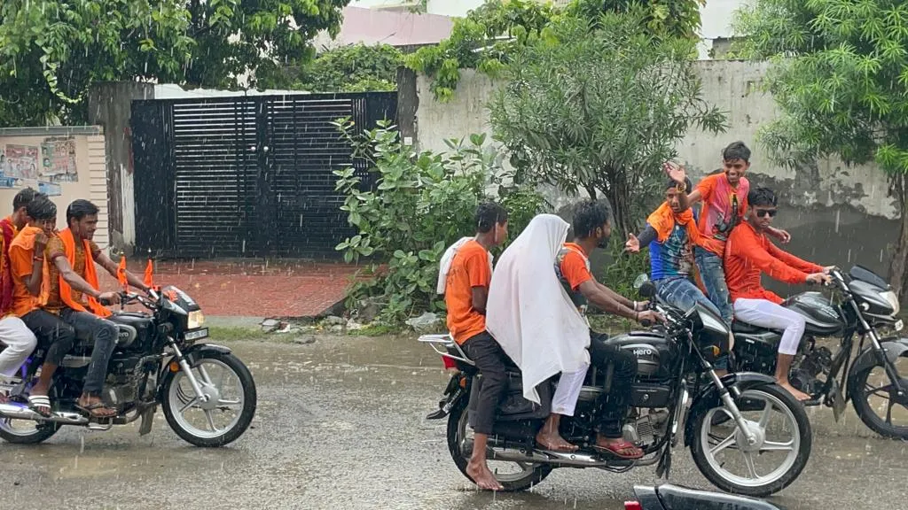 बरेली: सावन के पहले सोमवार को भोले के भक्तों पर जमकर बरसे बदरा