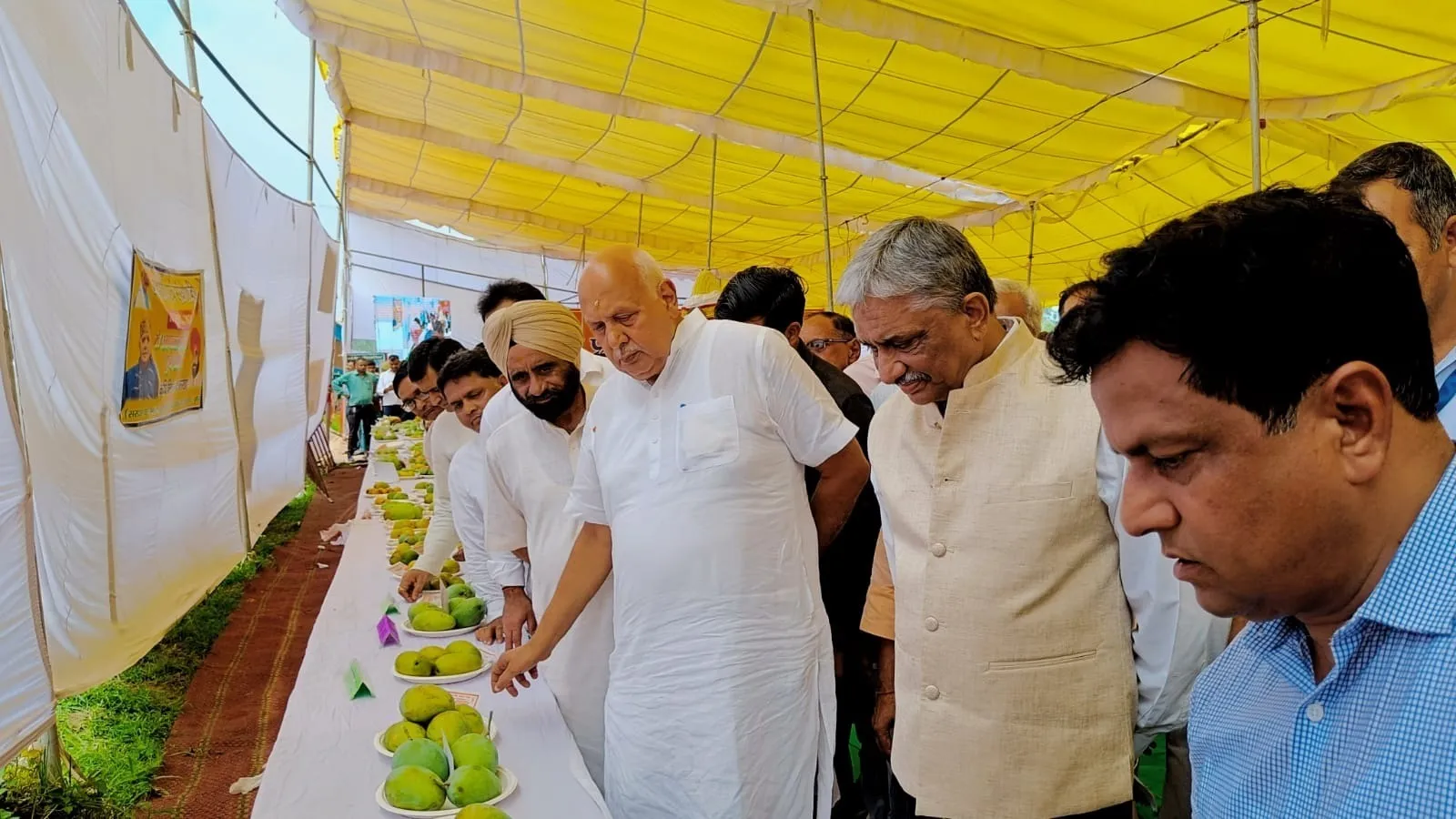 अमरोहा: आम प्रदर्शनी में 10 से अधिक जिलों के उत्पादकों ने लिया हिस्सा