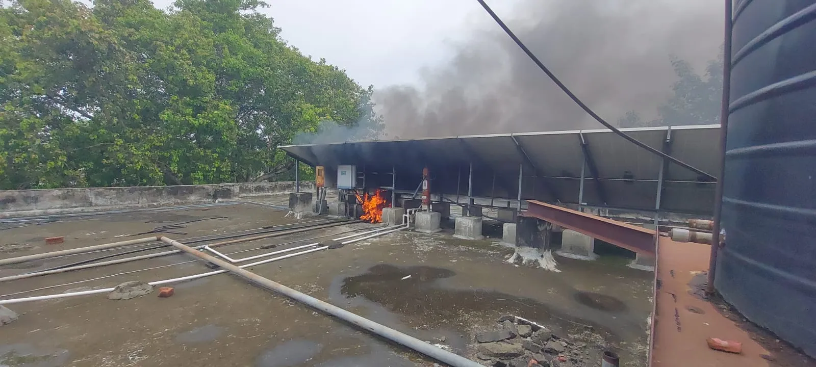 शाहजहांपुर:  विकास भवन की छत पर लगे पैनल बॉक्स में भड़की आग, मचा हड़कंप